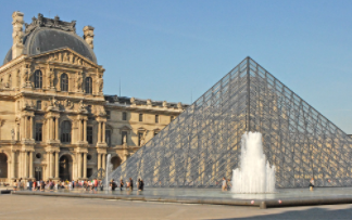 卢浮宫水晶金字塔