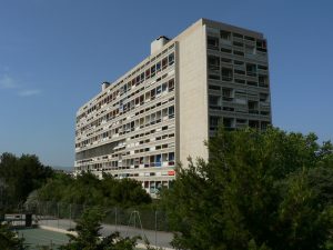 Unité d'Habitation, de Le Corbusier, 1946; embora outros arquitectos e projectos tenham formado o primeiro quadro do brutalismo, este edifício é reconhecido como o seu 
