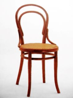CadeiraThonet no. 14. Fotografia de uma cadeira Thonet com pernas finas em madeira clara.