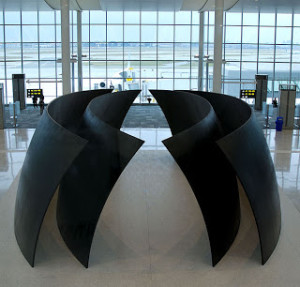Esferas inclinadas de理查德Serra no Terminal 1 Pier F do Aeroporto YYZ de Toronto.