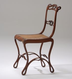 CadeiraBoppard de Michael Thonet com pernas muito sinuosas e um encosto fino em madeira.