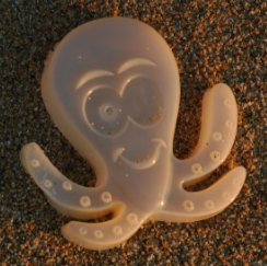 塑料章鱼被扔回太平洋
