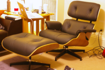 查尔斯·埃姆斯和雷·埃姆斯设计的埃姆斯躺椅和奥斯曼椅
