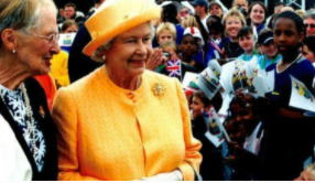 英国女王伊丽莎白二世和艾琳·格雷在2002年伦敦青年运动会上:女王身穿亮黄色套装，而灰色则显得低调得多。