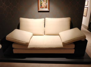 Eileen Gray设计的沙发。在里斯本的贝拉尔多装饰艺术博物馆