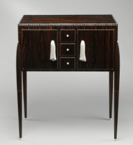 Fuseaux Cabinet:有四条细腿的深色木柜。