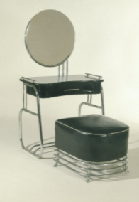带镜子的梳妆台:大部分是金属材质的，但椅垫和桌子是黑色的。镜子是圆形的。