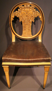 装饰艺术在奥赛博物馆(1912):哇d chair with an intricately carved back.
