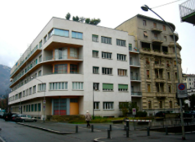 De 1927 à 1929，朱塞佩·特拉尼a conçu le Novocomum, uncomplexe d'appartements moderne