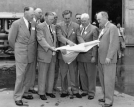 1954年12月，华特·迪士尼向奥兰治县官员展示迪士尼乐园计划