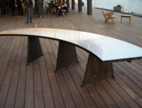 热带之家:由金属制成的弯曲长凳。