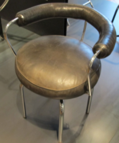 Siège枢轴(1927)，德·夏洛特·佩里安，。Musée des Arts Décoratifs，巴黎:Une chaise en métal maigre avec des coussins cuivrés