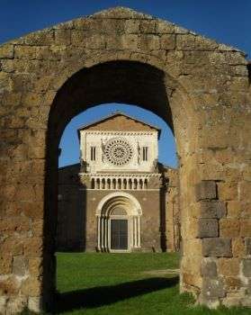 从外面看，位于托斯卡纳的圣彼得圆顶。一个砖砌的拱门包围着圆顶的正面。