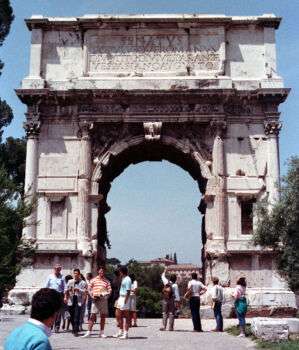 提图斯拱门(四):一个15米高的石拱，周围有各种各样的游客。