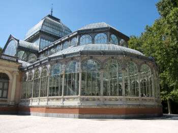 马德里水晶宫的图片。它的柱子尊重爱奥尼亚风格，但它的建筑是现代的。