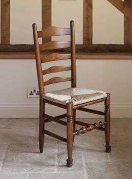一个Ladderback chair, also known as a slat-back chair, is named for the horizontal slats across the back of the chair.