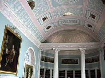 摄政时期风格的室内模型(前景)有一个圆形大厅，大概是基于约翰·索恩爵士的设计，(背景)有一个图书馆，改编自1767年罗伯特·亚当为伦敦肯伍德住宅所做的设计。