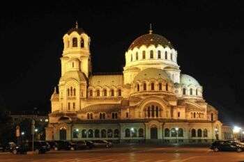 保加利亚-0508 -圣亚历山大涅夫斯基大教堂:拜占庭风格的大型大教堂。有两个突出的圆顶，时尚的拱形窗户，贯穿整个方式。此外，这张照片是在夜间拍摄的。