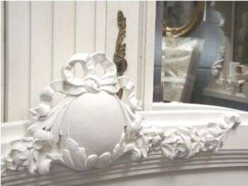 法国古董白石在路易十六风格的家具上蓬勃发展。