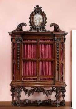 书柜(一对之一)，由建筑师尼科洛·米切蒂(Niccolo Michetti，意大利人，死于1759年)设计，胡桃木和白杨;铁铰链和锁，金属丝;意大利罗马的仿古丝绸和亚麻织锦门帘(非原装)。