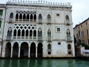 Ca' d' oro位于意大利威尼斯。这个结构是一个三层结构，有细拱和栅栏，排列在结构的顶部。此外，它位于大运河上。