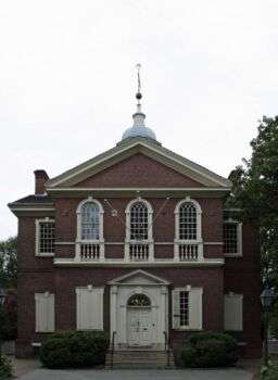 木匠大厅，位于费城的一座白色拱形窗户的建筑。
