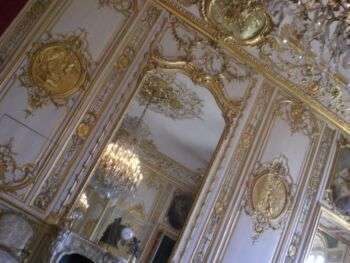 在Hôtel de Soubise中，王子室中带有金色装饰的白墙的侧面特写。