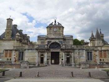 Château d’anet:一个混合的石头建筑，有不同的点、柱和窗户。