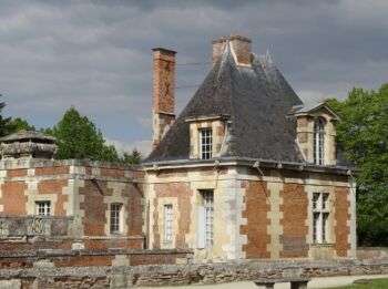 Château d'Anet de风格文艺复兴从不同的角度展示。它有一个黑暗的屋顶和明亮的混合石墙。