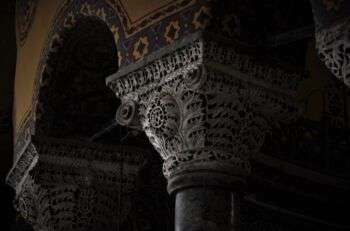 圣索菲亚大教堂的圆柱顶部。虽然柱子的主干很简单，但顶部覆盖着华丽的装饰，非常像叶子。