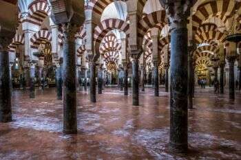 从不同角度展示的圆柱和双条形拱门科尔多瓦清真寺大教堂;很像一个游乐园。