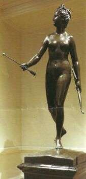 一个棕色的裸体女子雕像，她手里拿着弓箭。