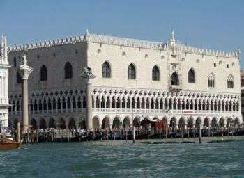 威尼斯的总督府，这是一个巨大的白色矩形结构，底部有两排拱门，拱窗沿结构顶部分布。