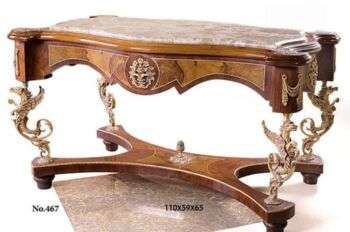 法国摄政风格的咖啡桌，腿上有龙雕刻，两根调色的木头。