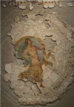 公元1世纪末，色彩帝国，科洛尼亚纳博马提乌斯(Narbonne)的一座圆顶的天花板上，庞贝第四风格的壁画，描绘了一个拿着一尊神祇的女祭司。从庞贝到南高卢Musée圣雷蒙德图卢兹。