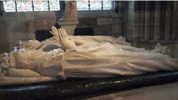 白色石头上的法国亨利二世和凯瑟琳·德·美第奇-圣德尼教堂的葬礼雕像。