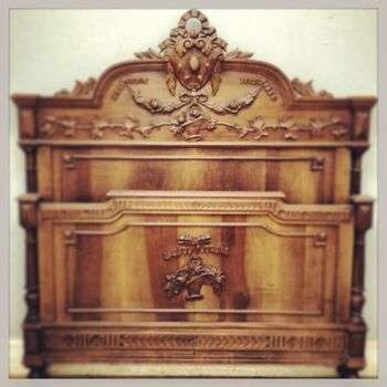 装饰古董床，亨利二世拥有，实现胡桃木。