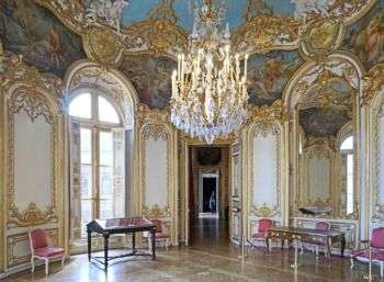 公主沙龙(Le salon de la Princesse):一个大房间，装饰华丽，浅色，用金色装饰。