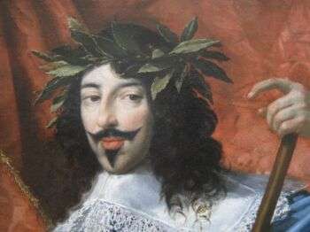 法国路易十三的画像。他头戴植物王冠，身穿白色外衣，皮肤白皙，头发乌黑。而且，他站在红色背景的前面。