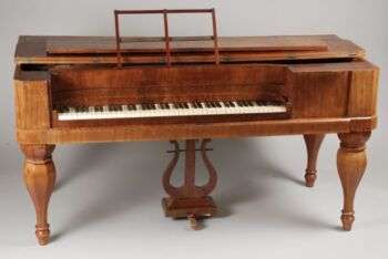 一个light wood piano.