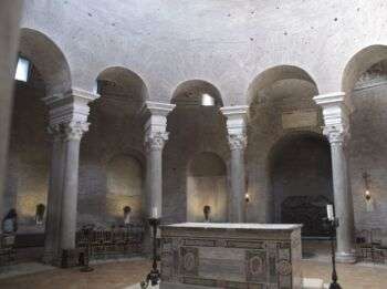 科斯坦萨(康斯坦丁纳)陵墓(四):一个巨大的拱形房间，中央有一个大理石圣坛。在照片中可以看到5个拱门。