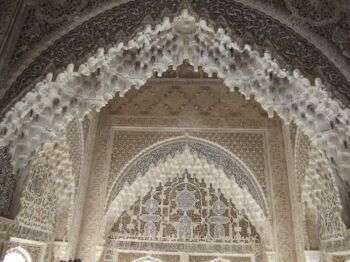狮子宫华丽的白色石头天花板，位于西班牙格拉纳达。
