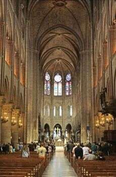 巴黎圣母院的中殿:一个巨大的金色教堂的内部照片。教堂里有人在做弥撒。此外，在岛的尽头的圆顶有三个拱形的彩色玻璃面板。