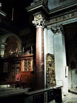 罗马圣克里斯格诺教堂的经典红斑岩柱照片。