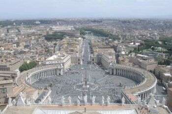 梵蒂冈城圣彼得广场的俯拍。