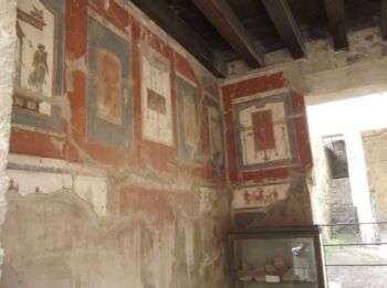 赫库兰尼姆-托斯卡尼科Colonnato之家:大理石画的例子。有蓝色、红色和白色的矩形占据了墙的上半部分。