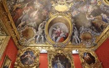 里尔夫人的卧房，1708-1709;都灵夫人宫(4)。天花板上有各种天使和战士。此外，整张照片都是金色的装饰物，墙壁的顶部是鲜明的红色。