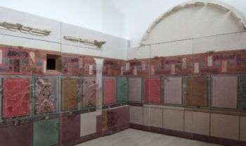 卡拉塔尤博物馆的罗马小隔间:房间的一角，墙上有各种长方形的石头。有两排不同的石头。