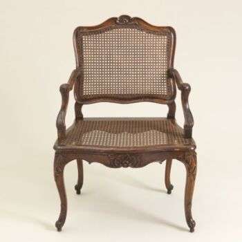 Régence风格的椅子，深色木腿和一个篮子一样的座位和靠背。