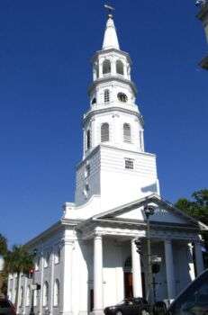 圣迈克尔圣公会教堂，位于南卡罗来纳州查尔斯顿。这座建筑的中心有一座高塔，用柱子支撑着结构的前部。